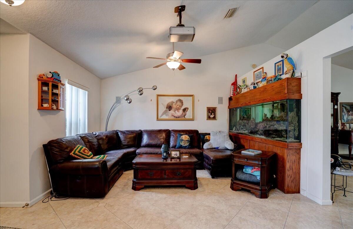 279 SW Glenwood Drive, Port Saint Lucie, FL, 34984/$385,000 4 279 SW Glenwood Drive