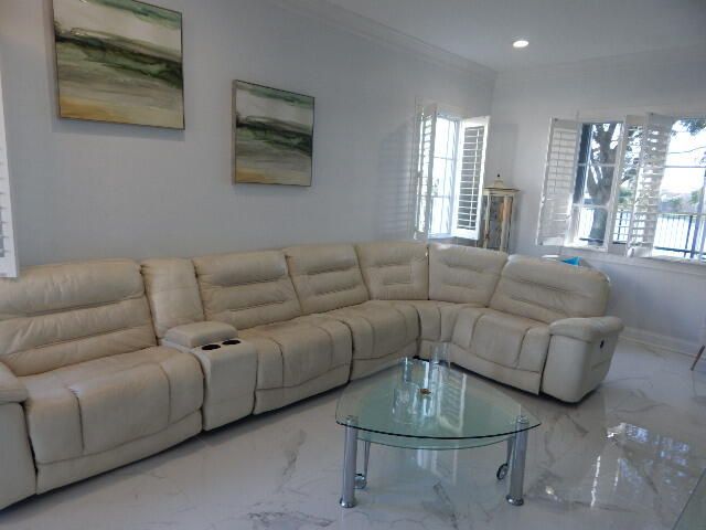8722 S San Andros