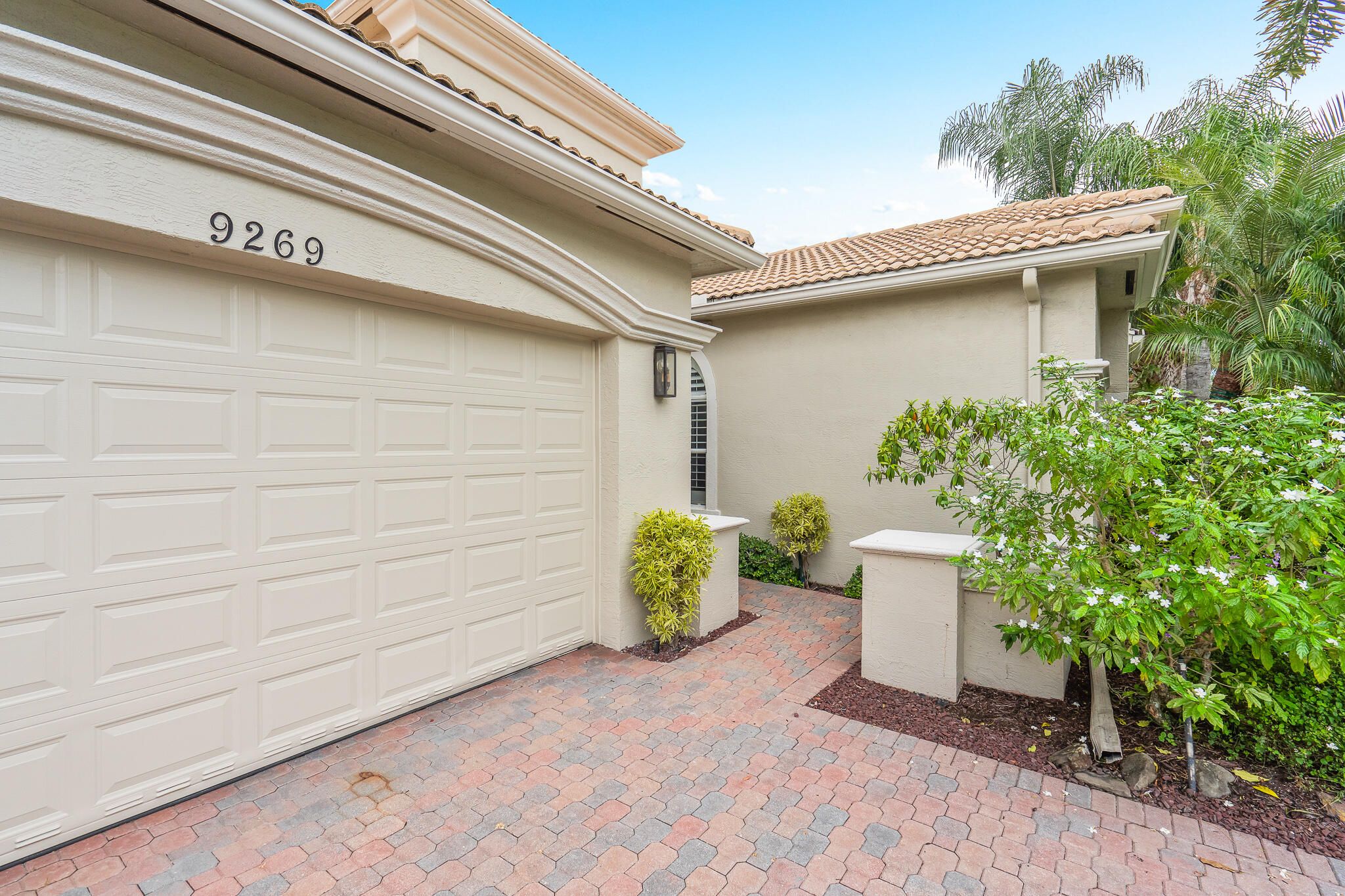 Properties 9269 Via Grande W