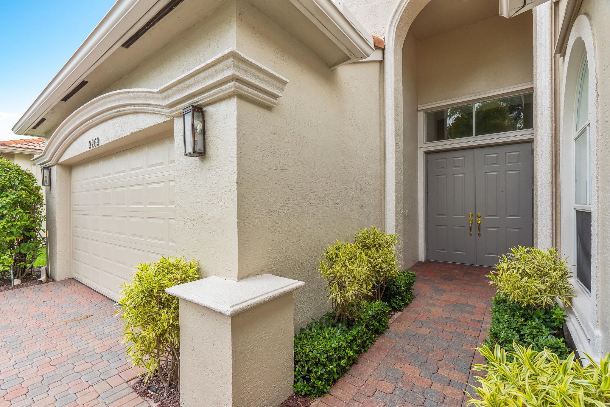 Properties 9269 Via Grande W