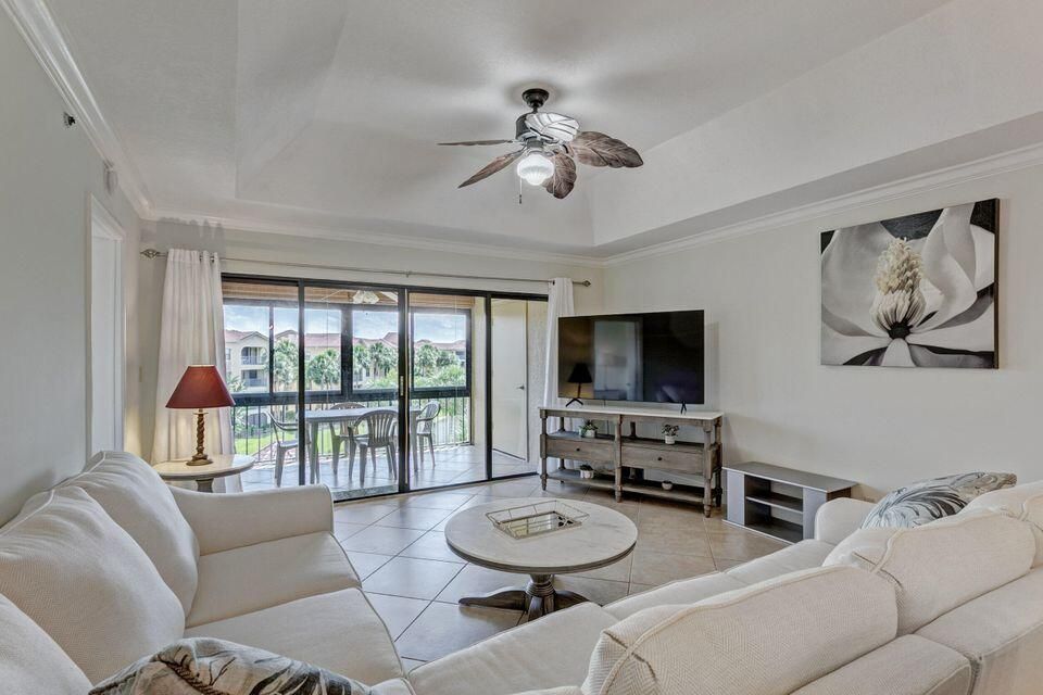 700 Uno Lago Drive