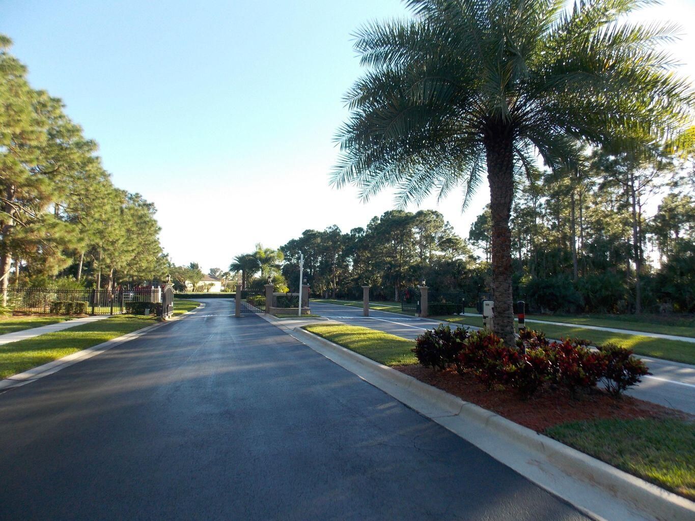 411 SW Sycamore Cove
