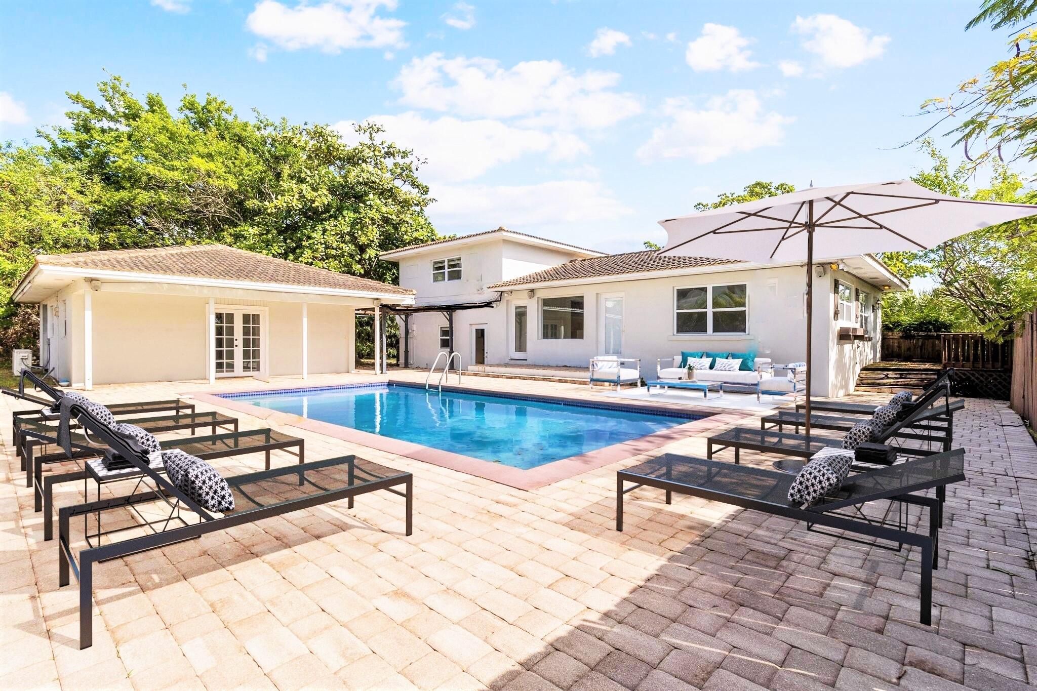 2402 Seacrest Boulevard