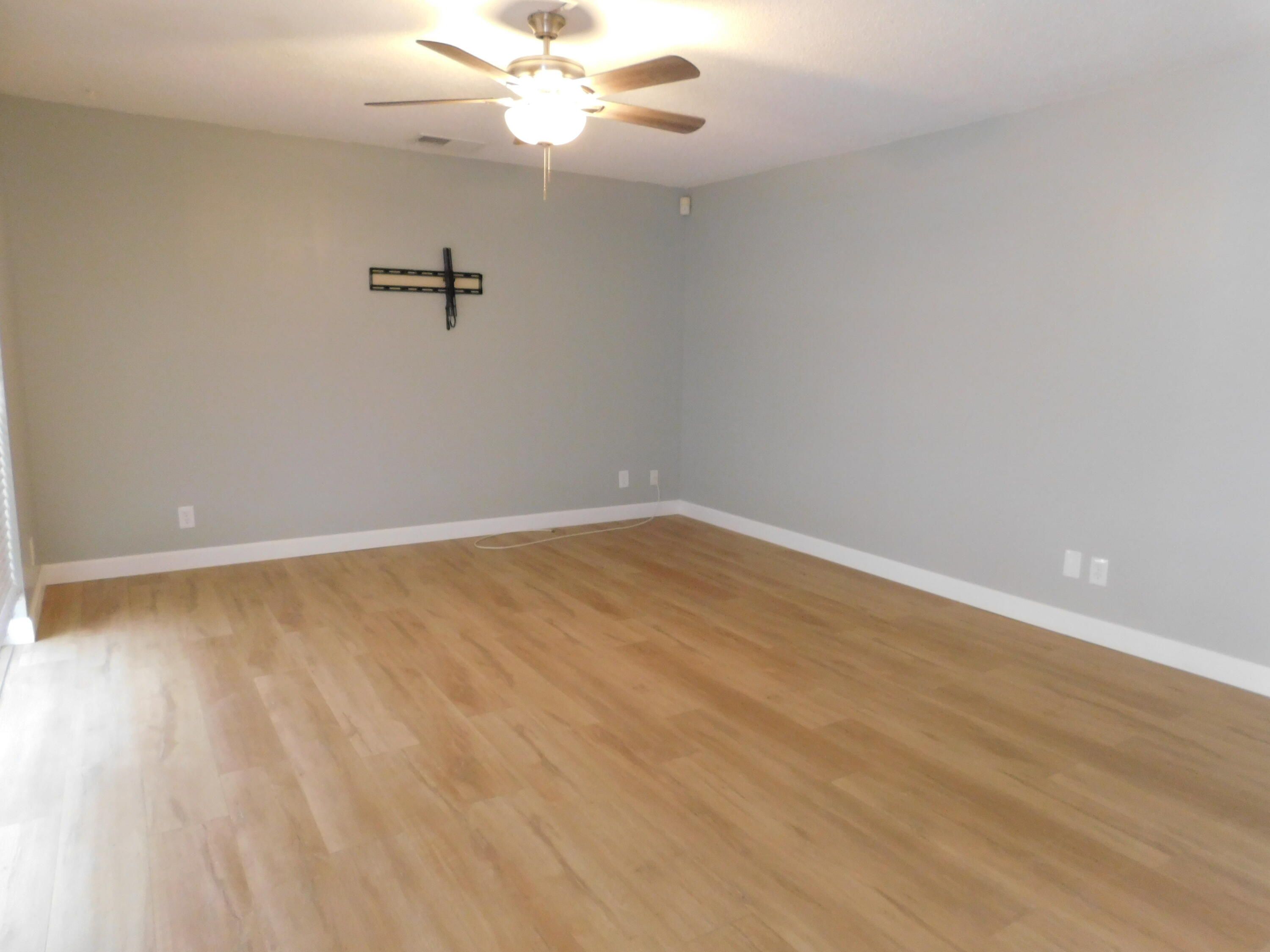 1482 N Lawnwood Circle