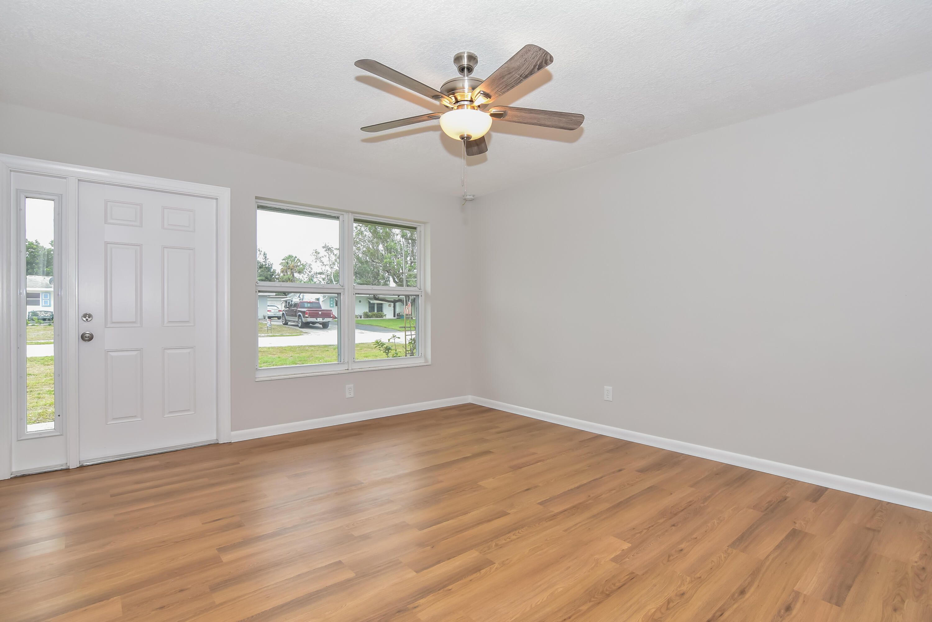 423 SE Parkway Drive