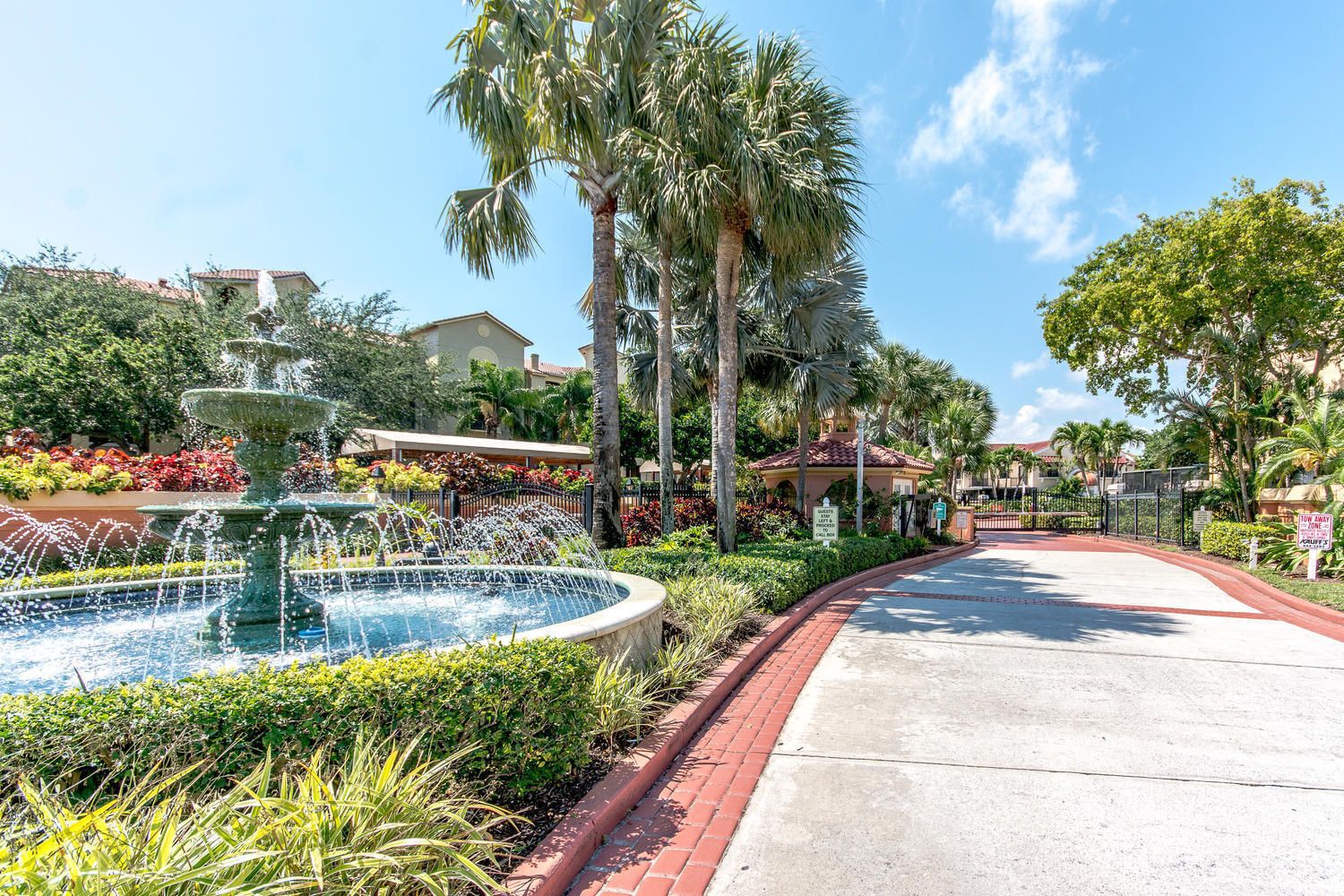 300 Uno Lago Drive