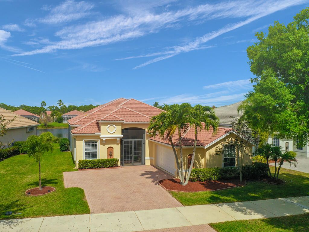 684 SW Lake Charles Circle