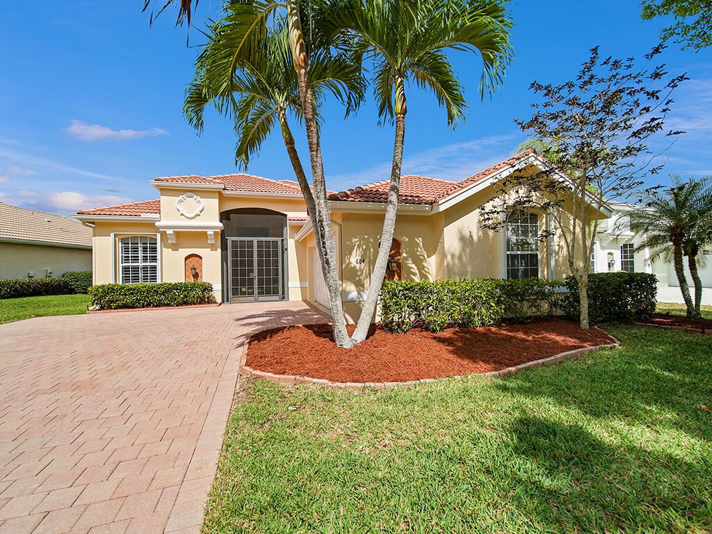 684 SW Lake Charles Circle