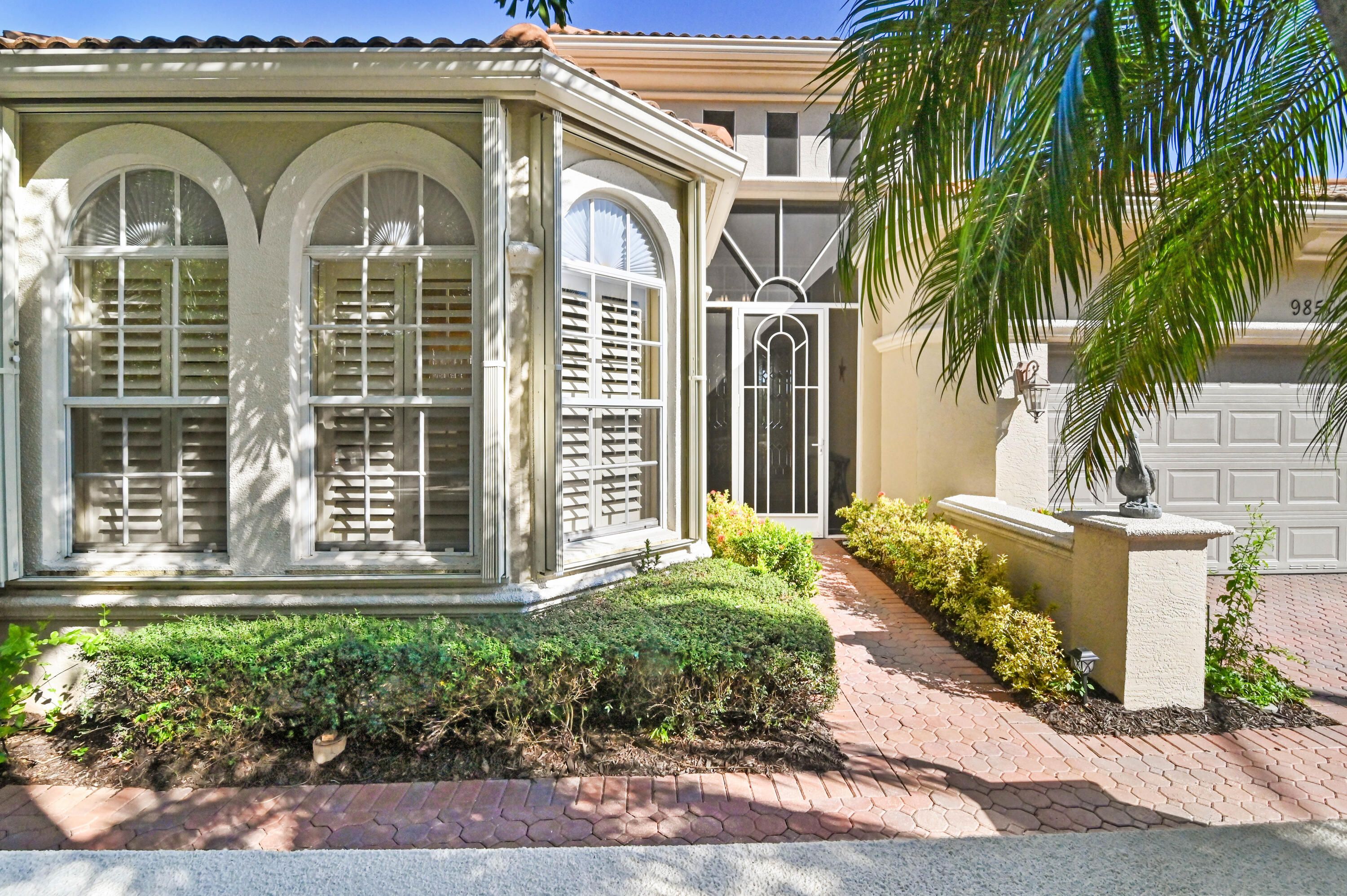 Properties 9857 Via Grande W