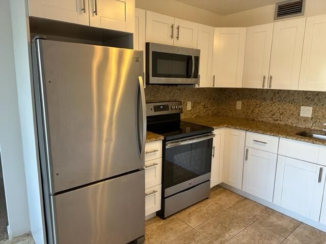 1082 Yarmouth E