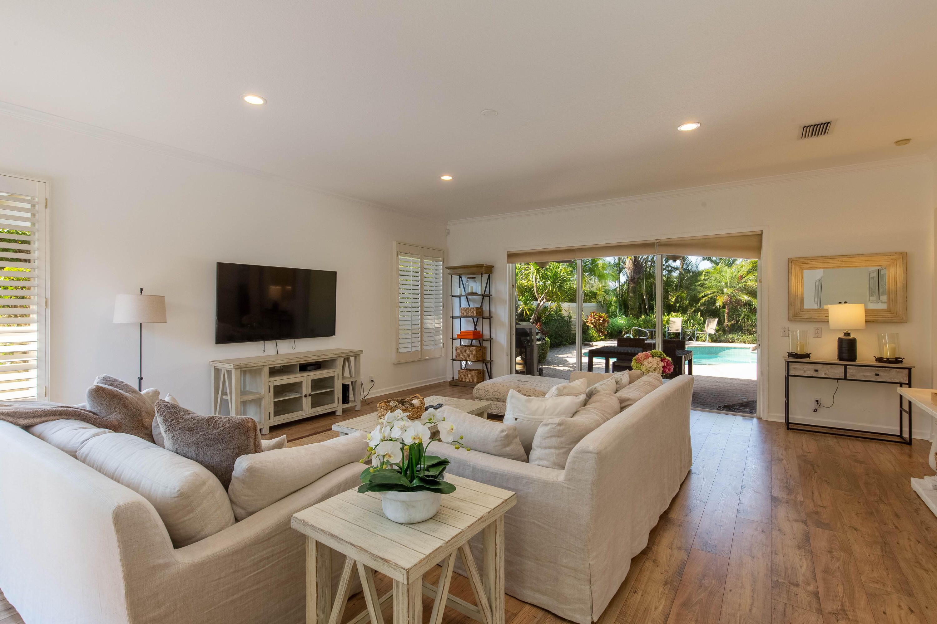 Properties 2711 Twin Oaks Way