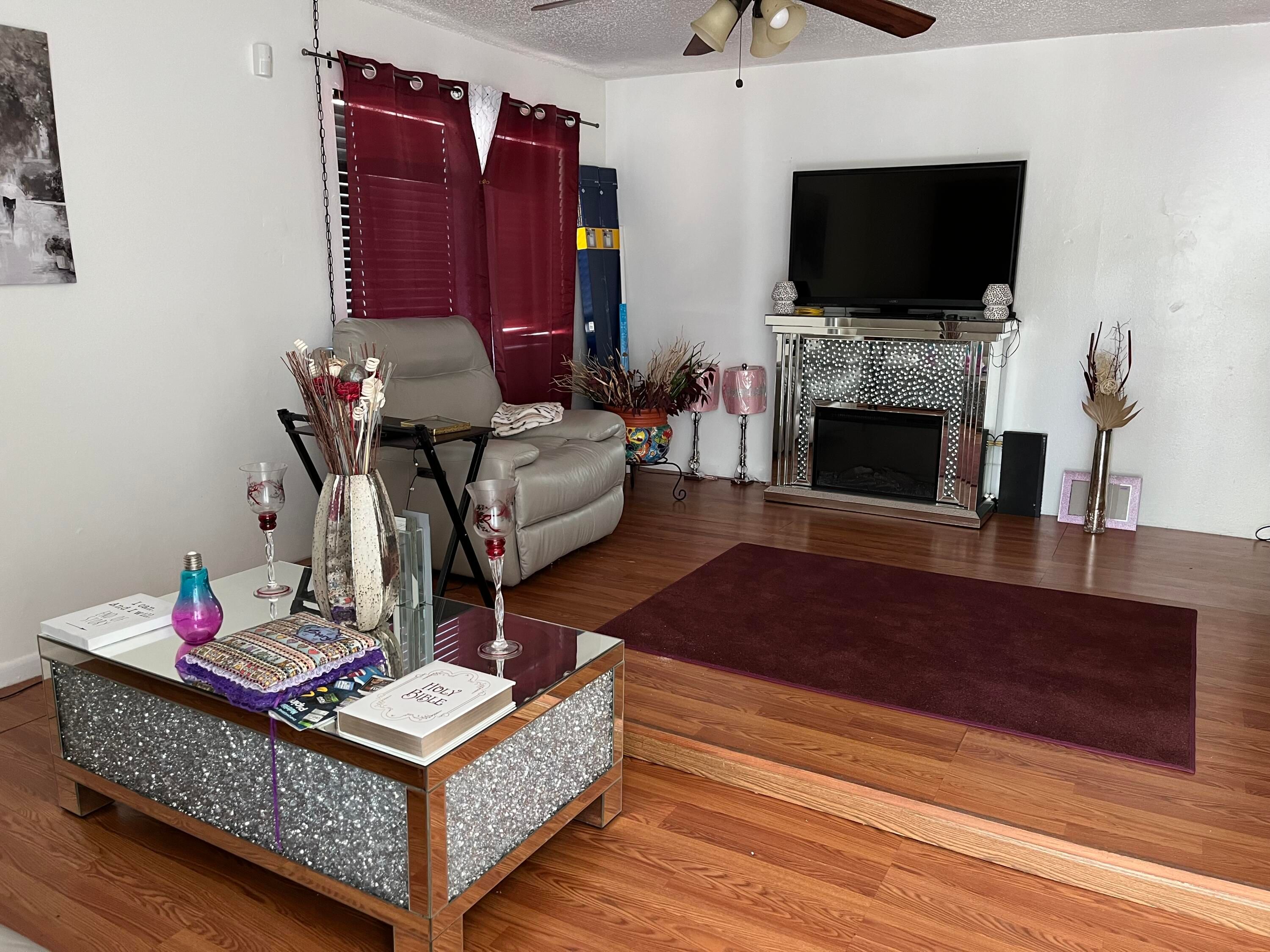 814 W Tiffany Drive 4, Mangonia Park, FL, 33407/$82,500 2 814 W Tiffany Drive