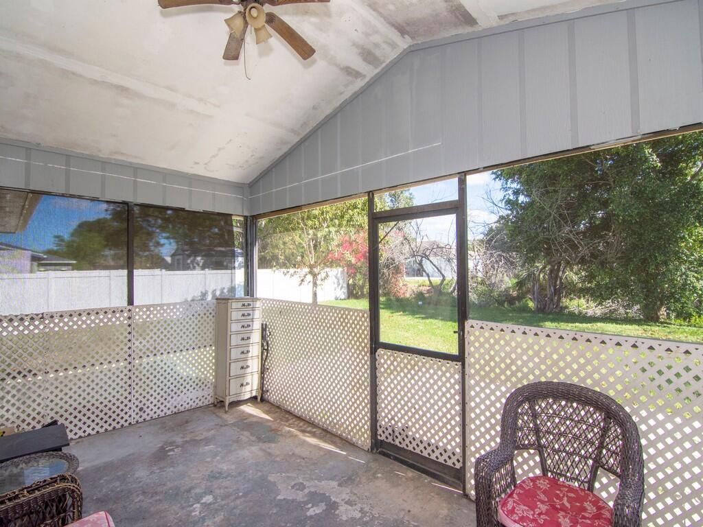 1442 SW Glastonberry Avenue