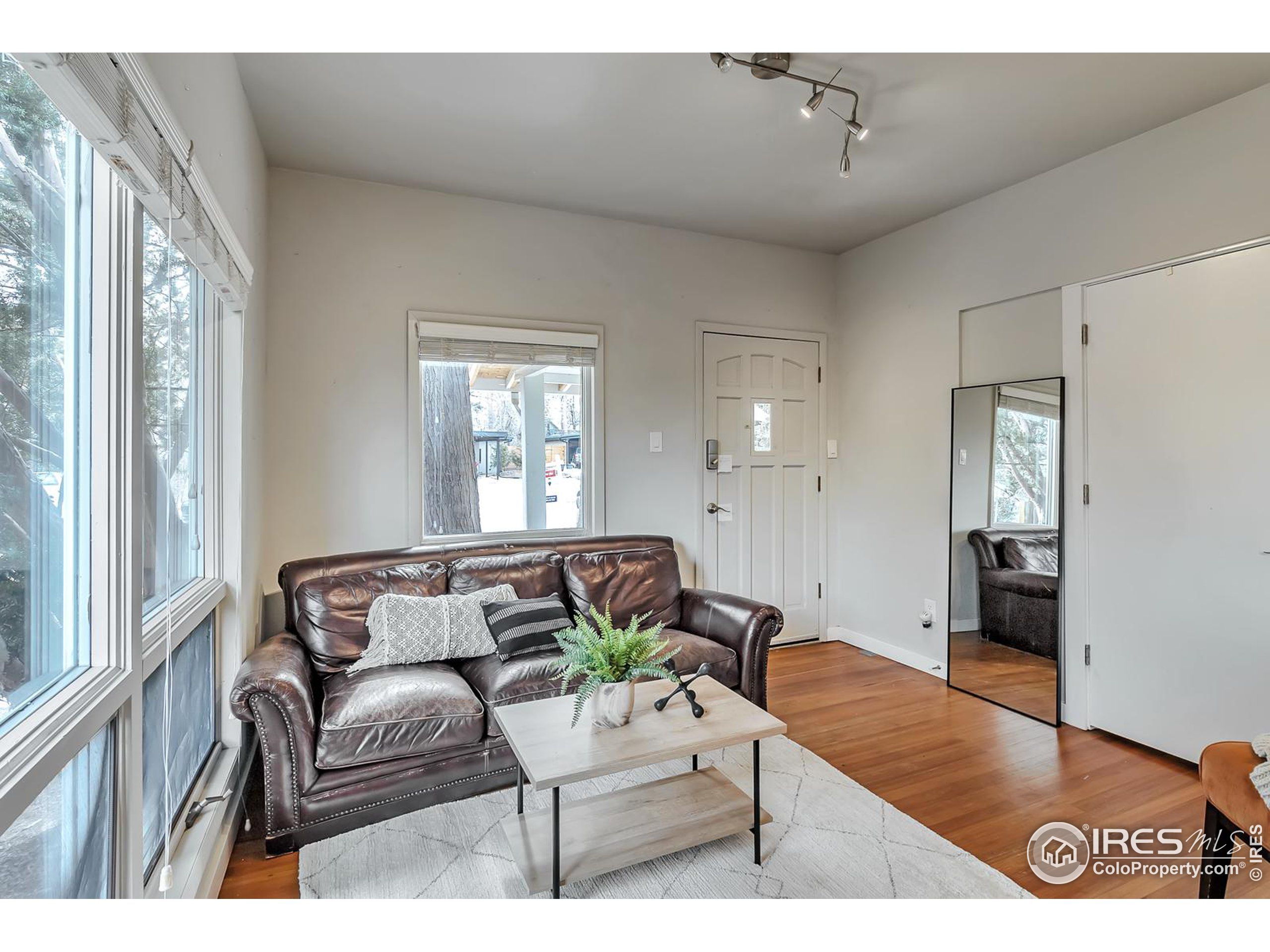 2269 Mariposa Ave