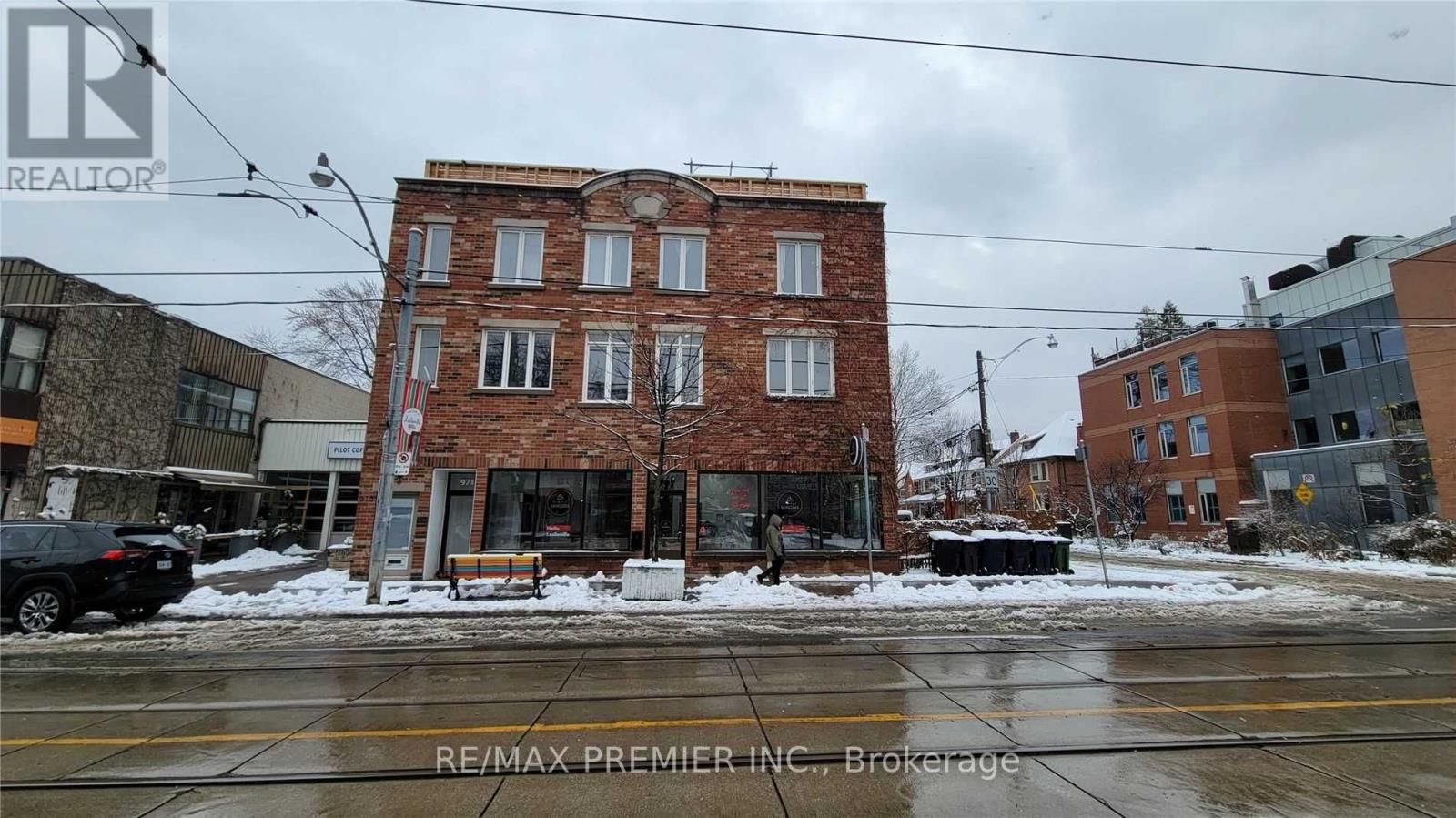 969 QUEEN ST E