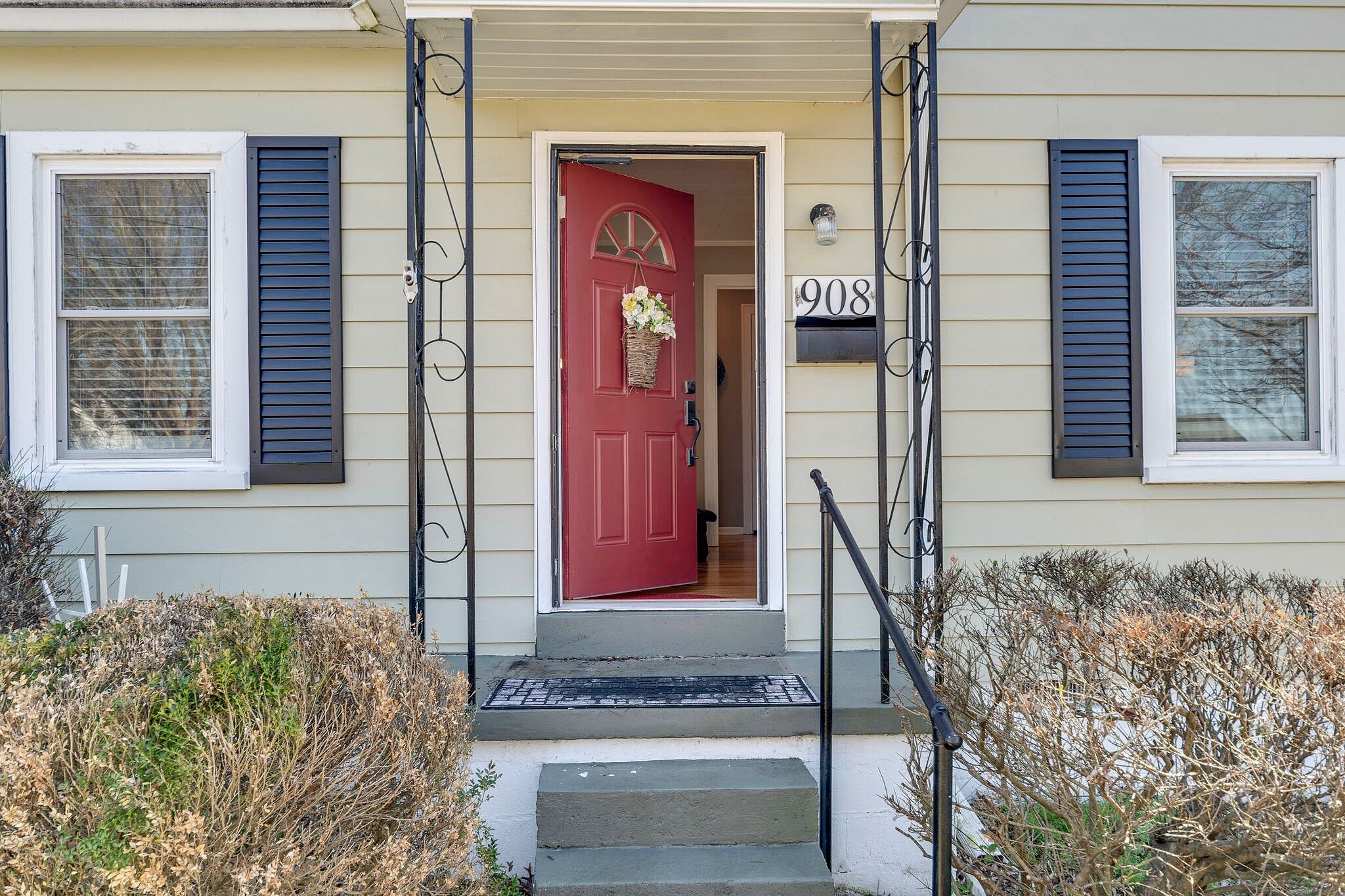 908 Locust St
