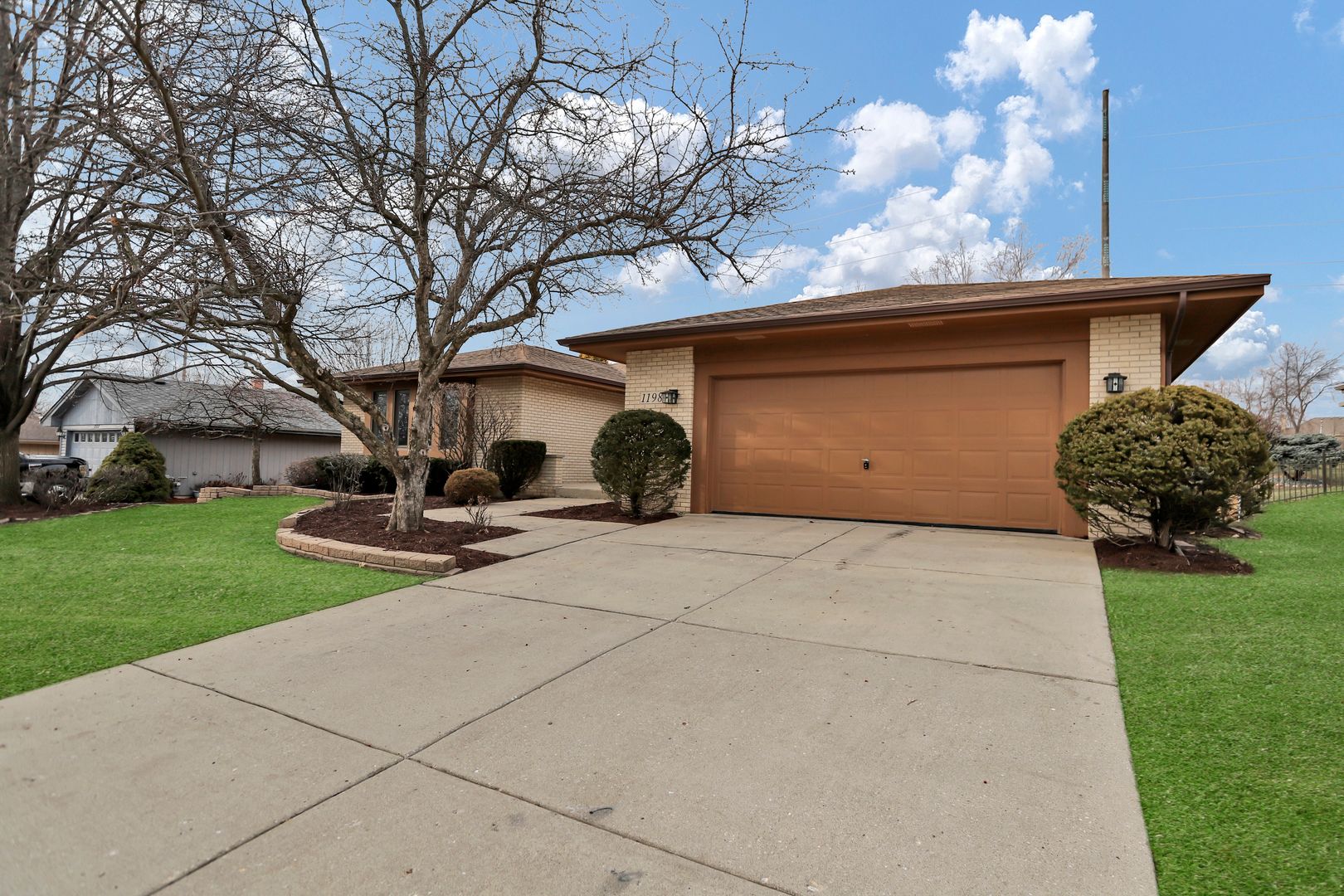1198 Waltham Lane