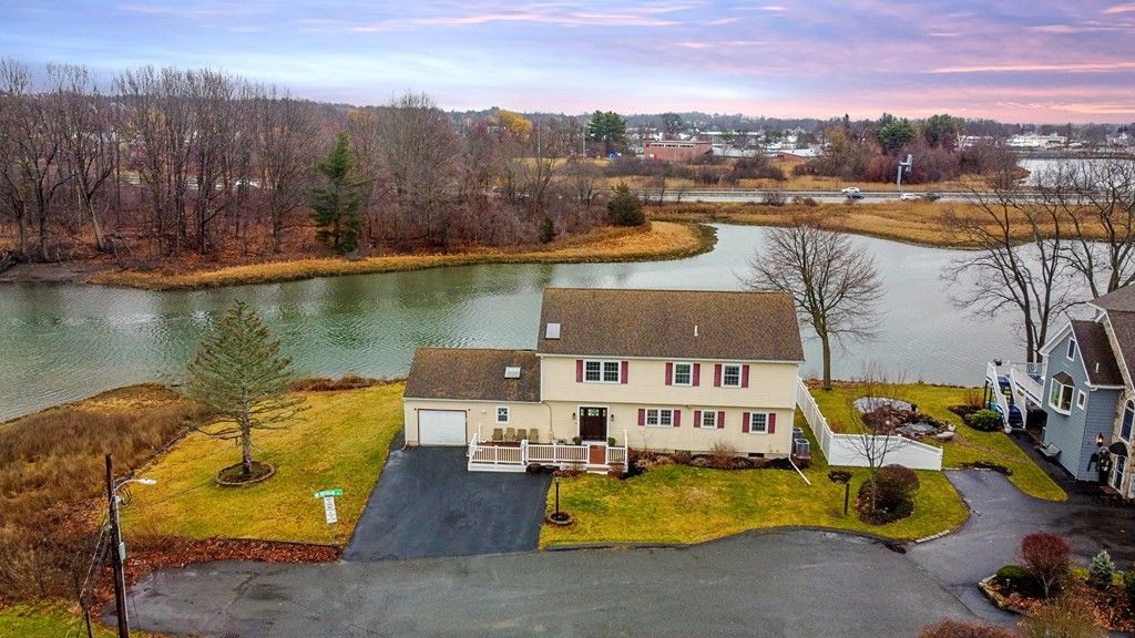 9 Riverbank Ave