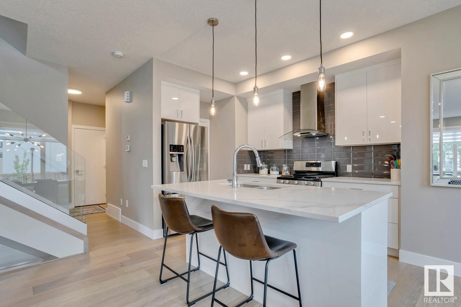 10904 54 AV NW