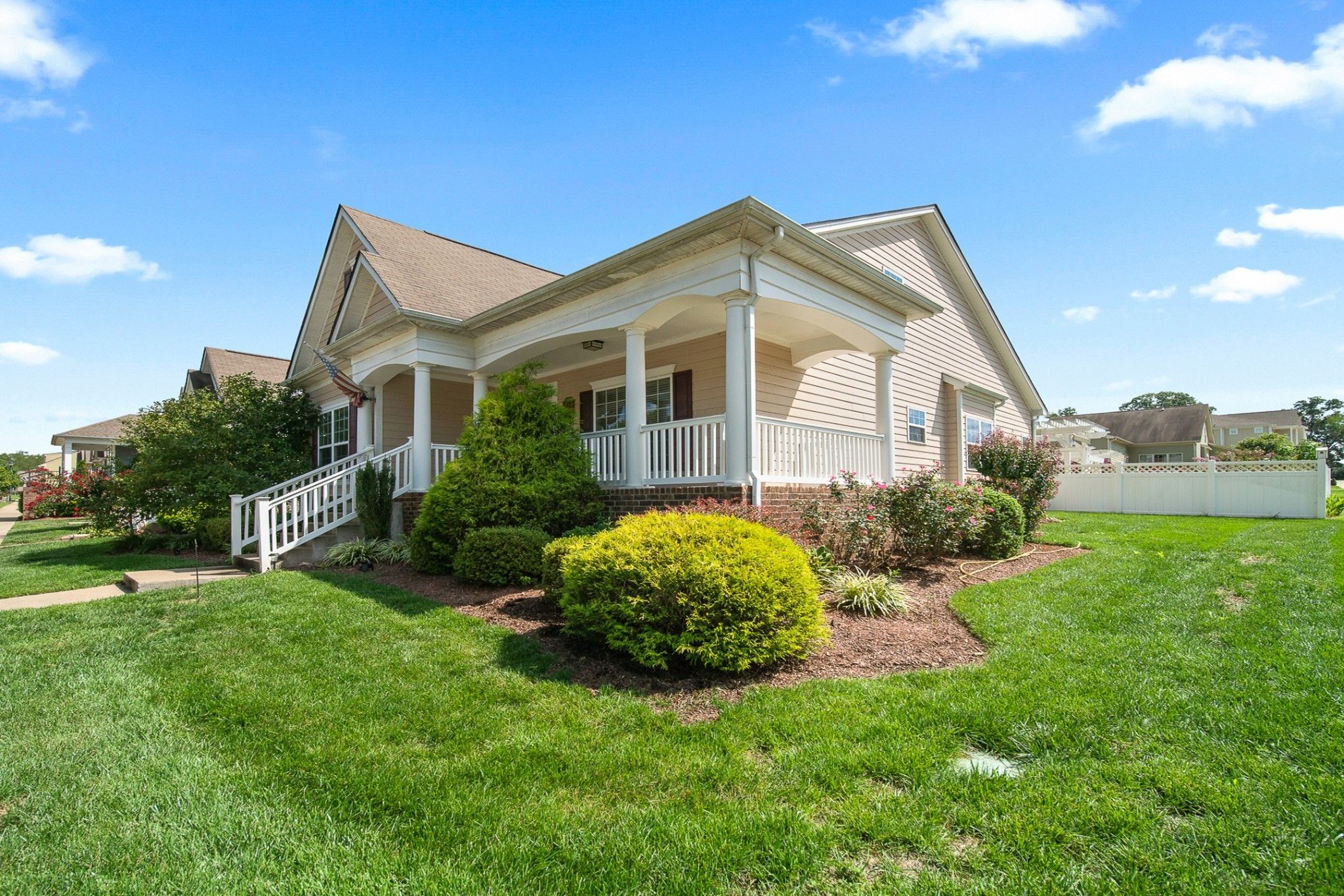 2453 Duxbury Dr