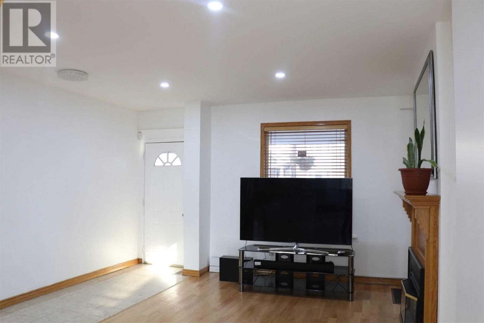 372 WOODBINE AVE