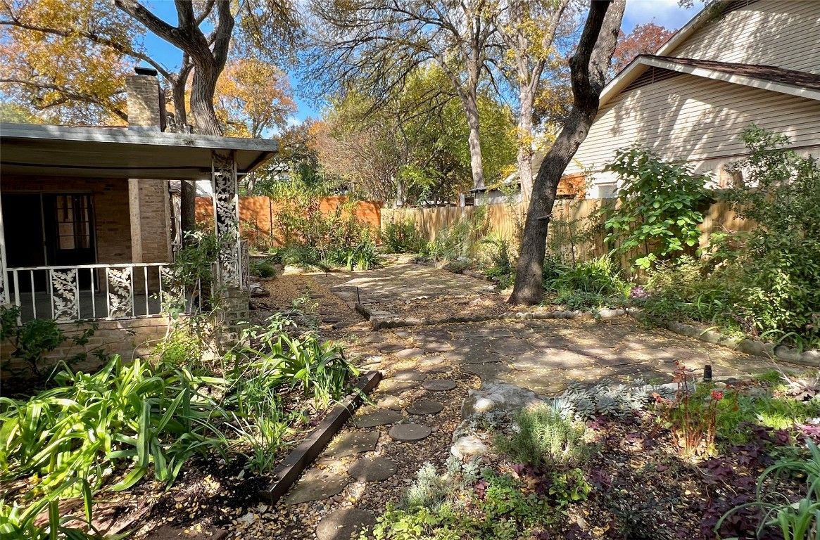 2600 Foxglen Drive