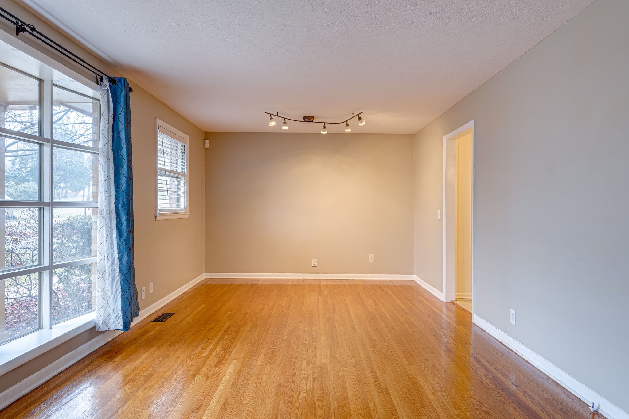 2439 Broadview Dr