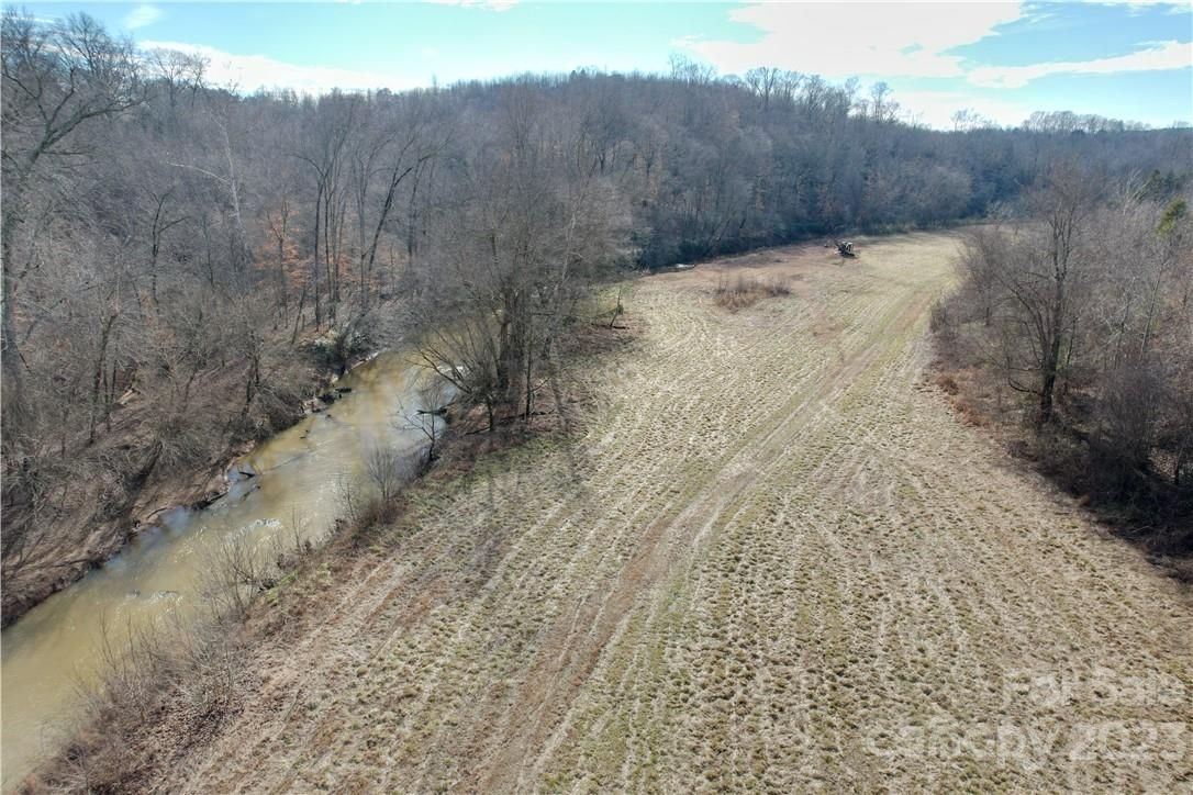 327 Lundy Road