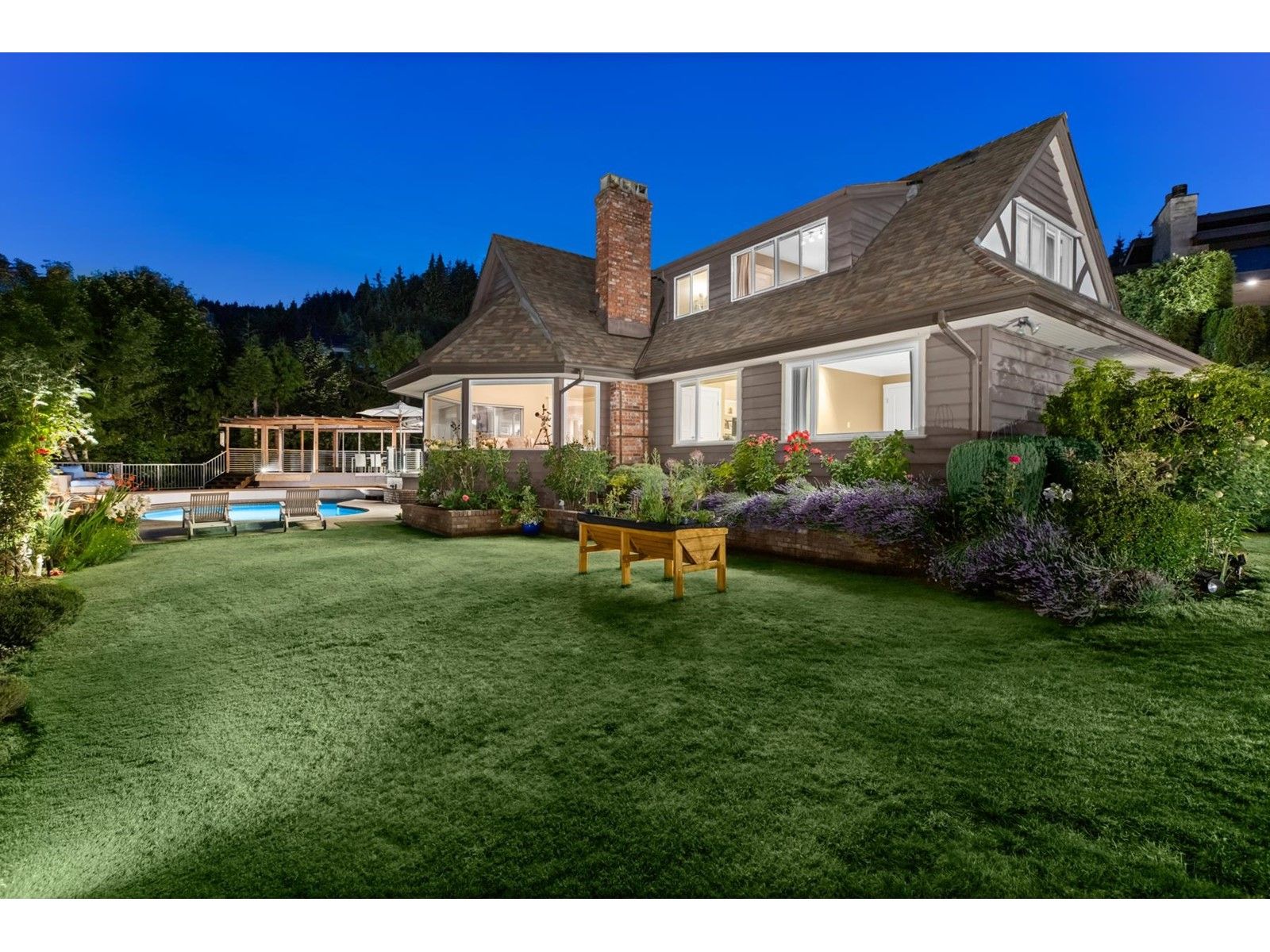 1110 HIGHLAND PLACE