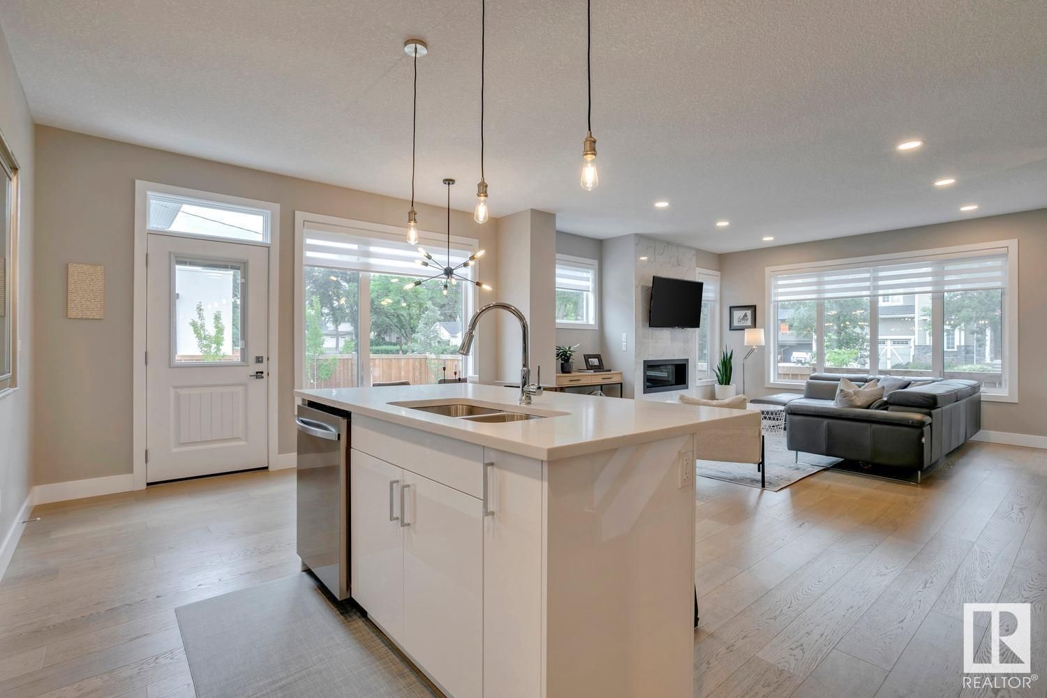 10904 54 AV NW