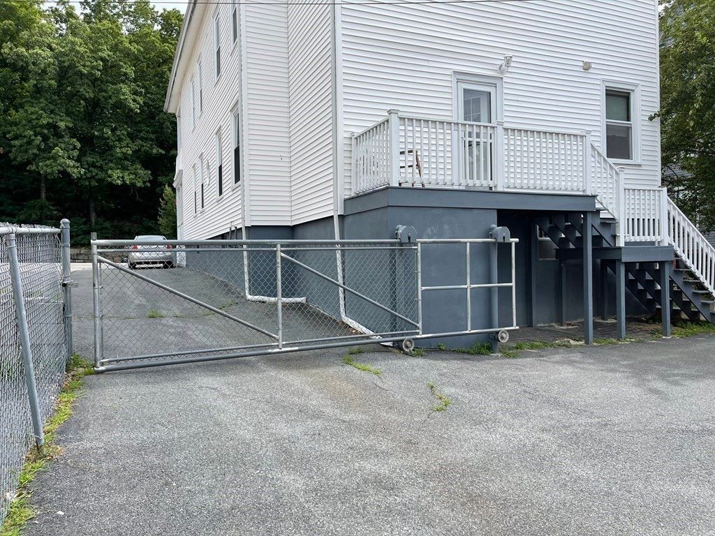584 Pleasant St