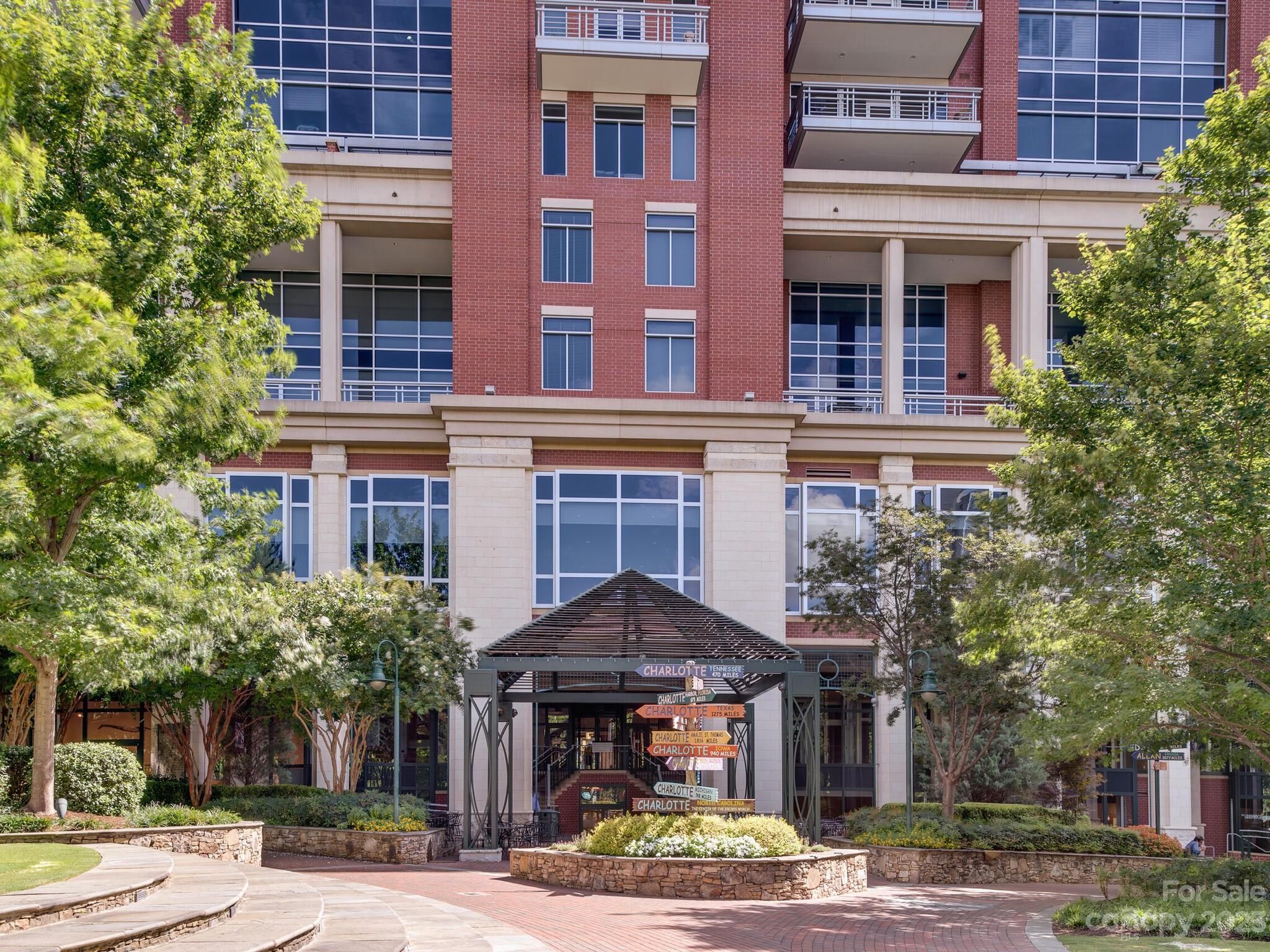435 S Tryon Street