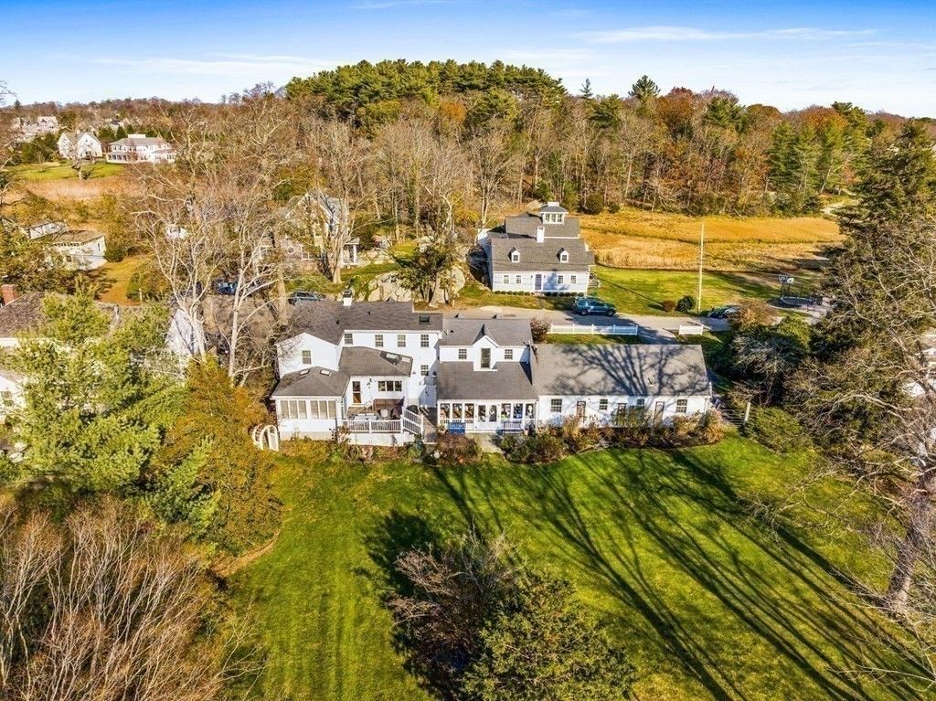 11 Black Horse Ln