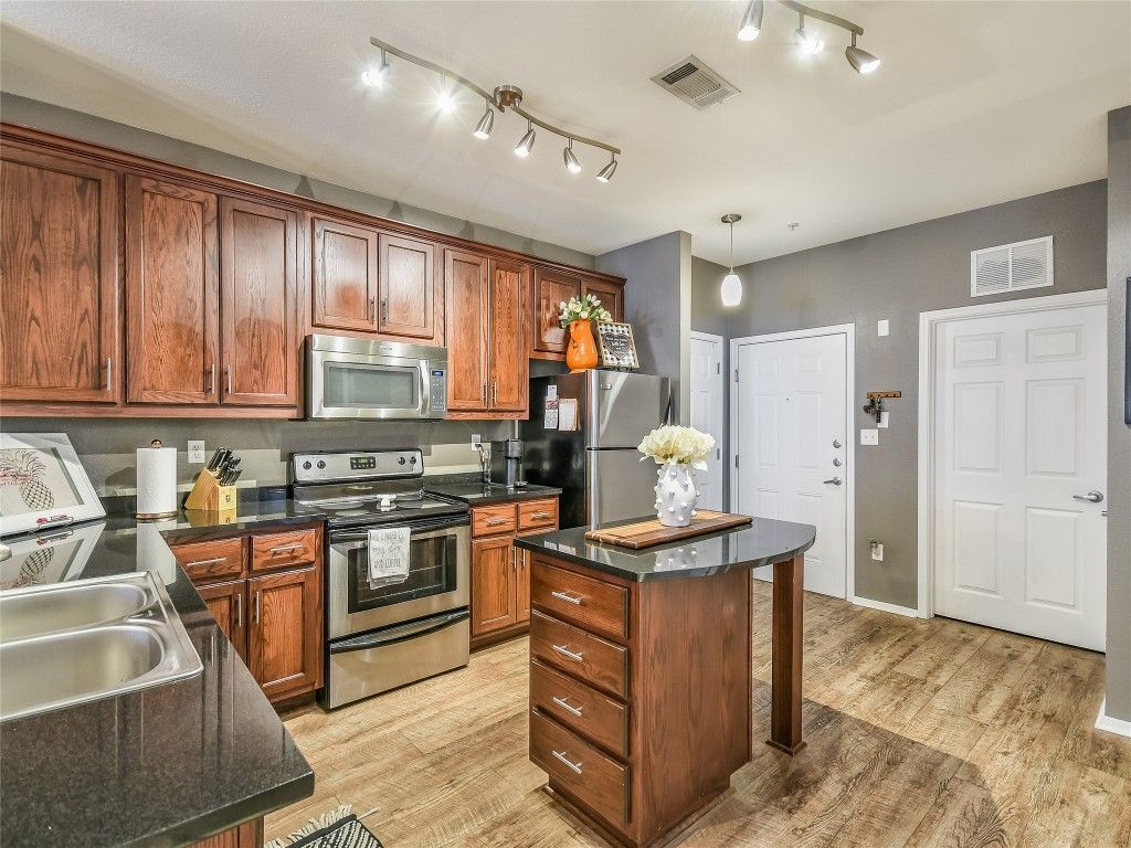 910 W 25th Street