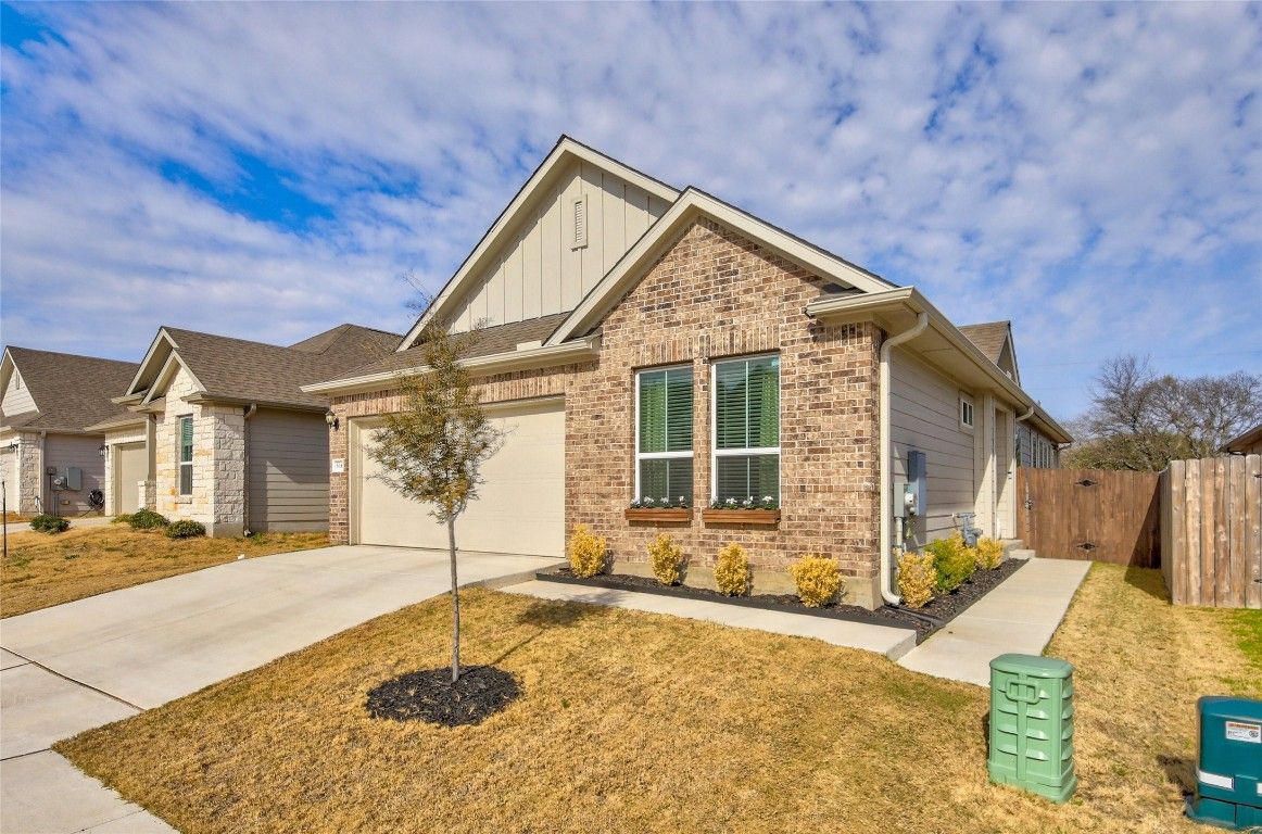 516 Falkland Trace
