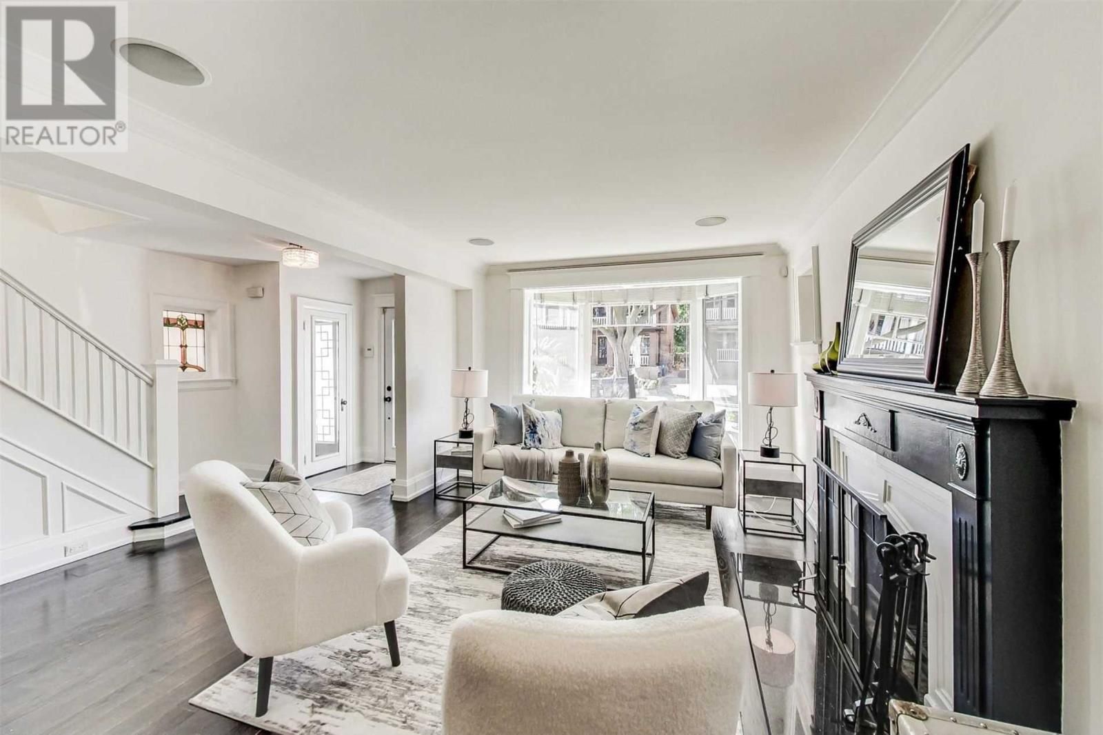 35 GLEN MANOR DR