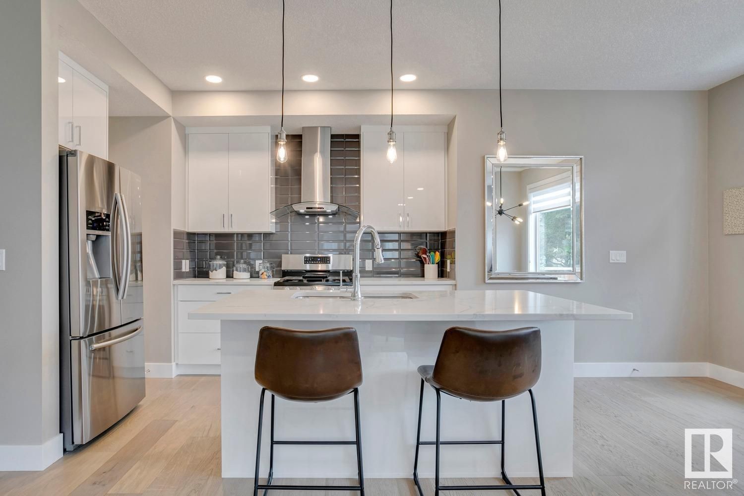 10904 54 AV NW