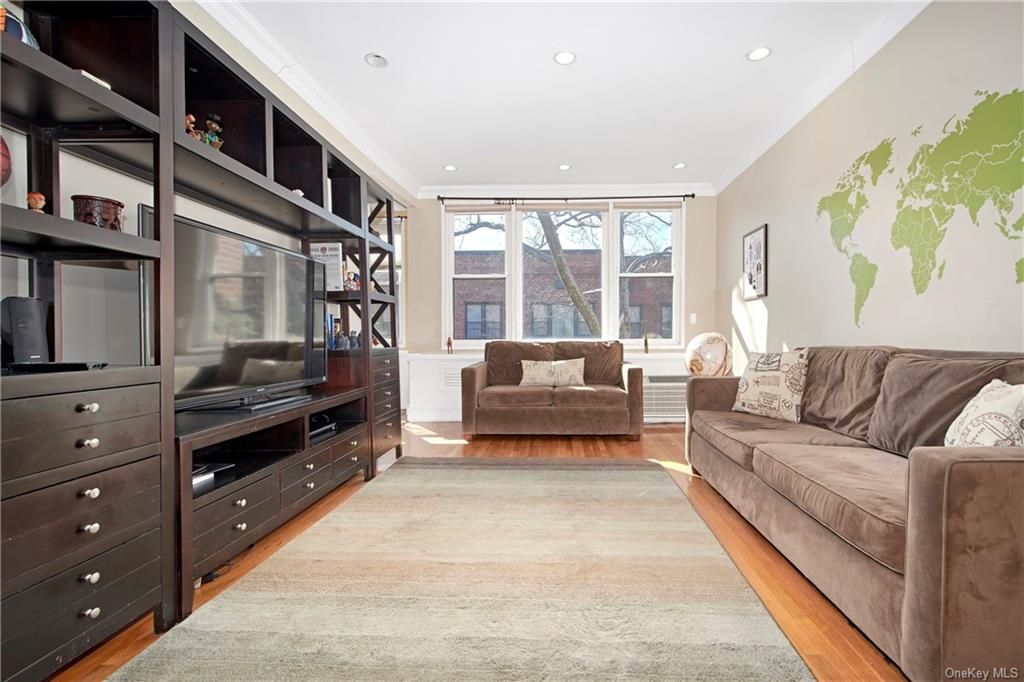 953 W Boston Post Road