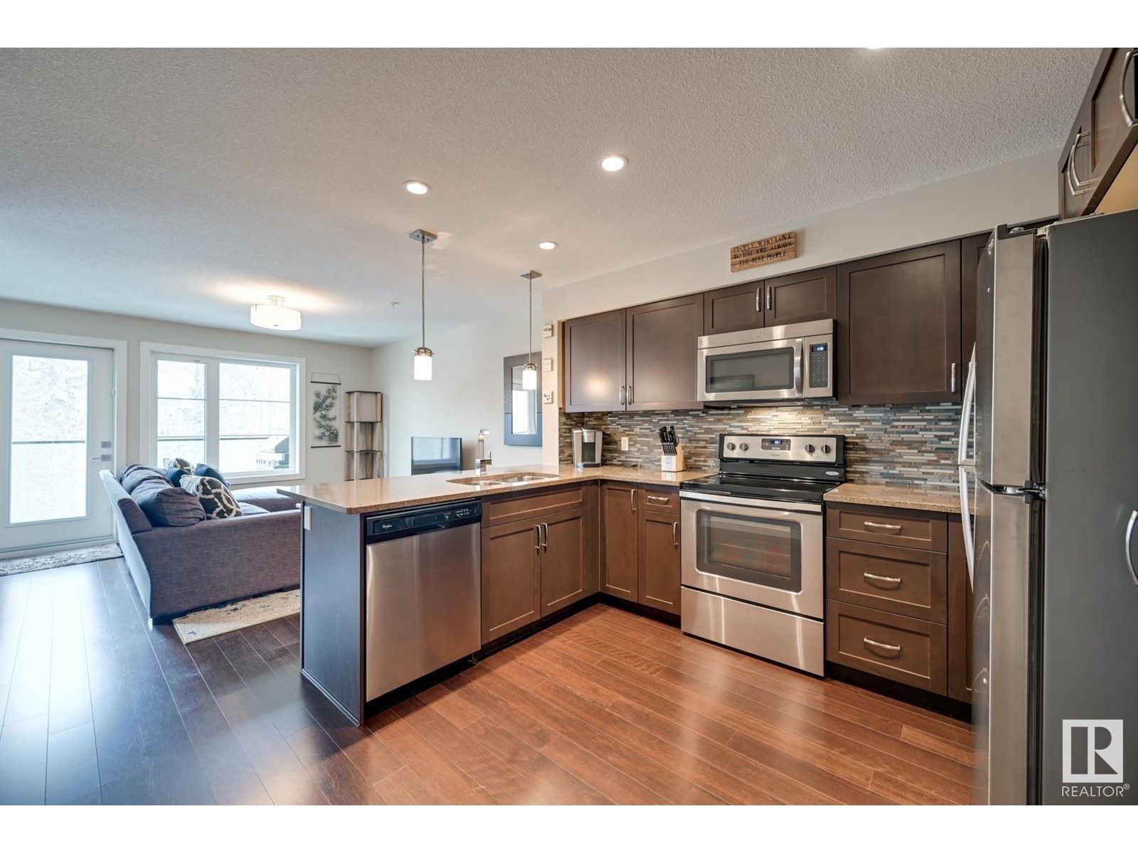 #205 5025 EDGEMONT BV NW