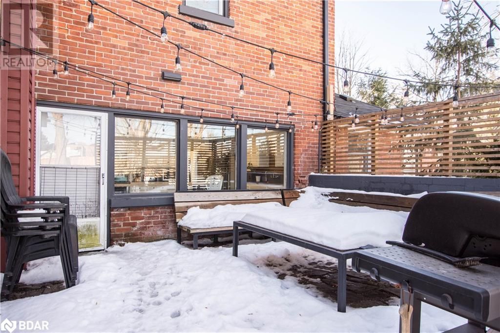 135 MULCASTER Street