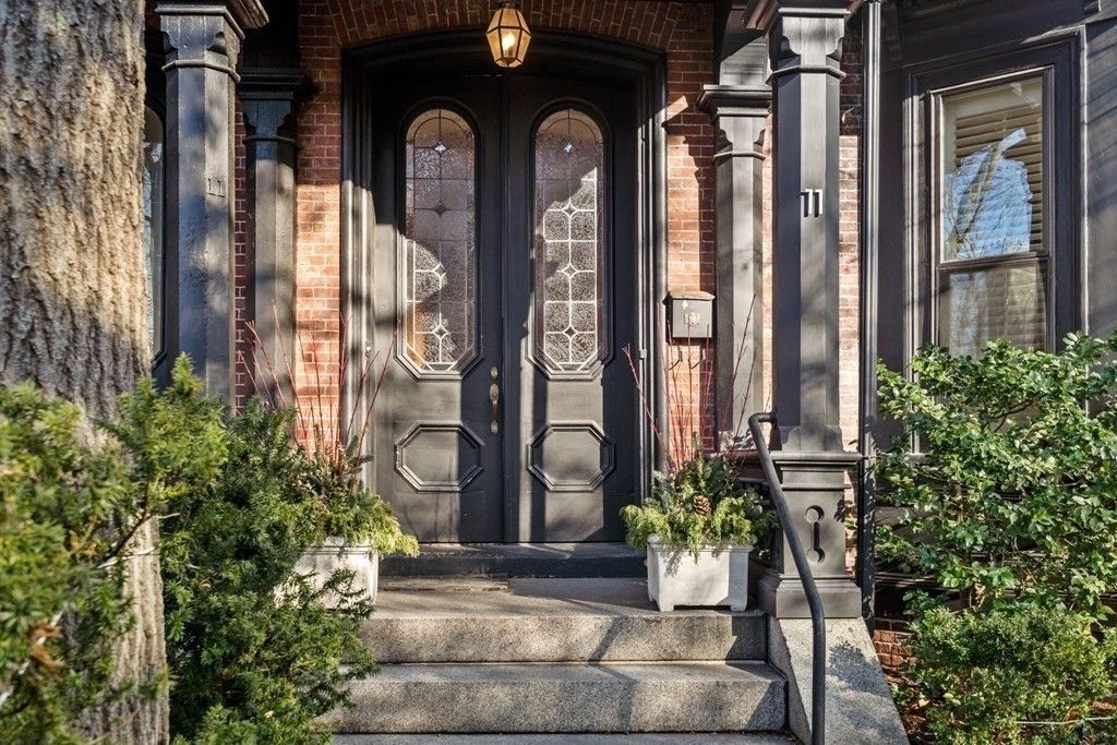 11 Carlton St
