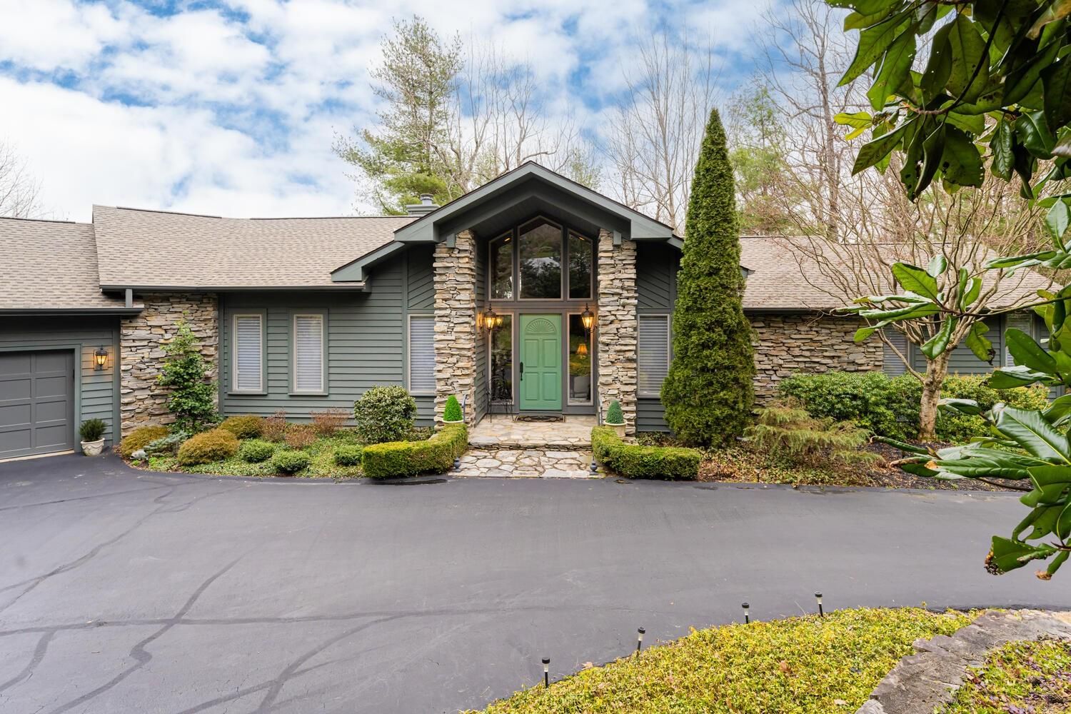 110 Woodglen Court
