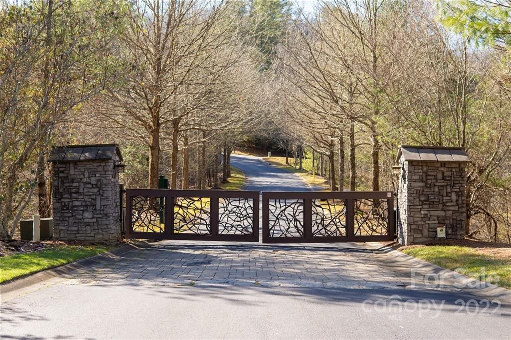 000 Mills River Way