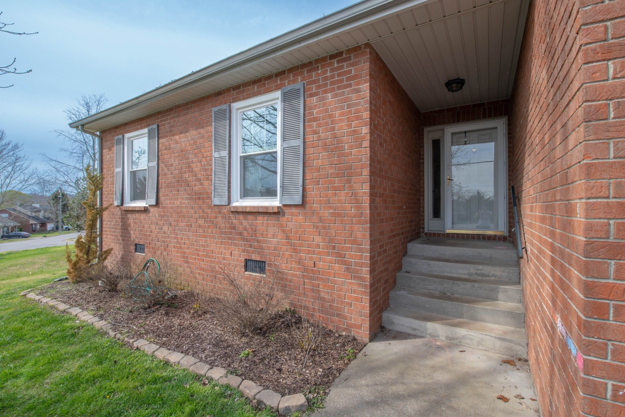 304 Roslyn Ct