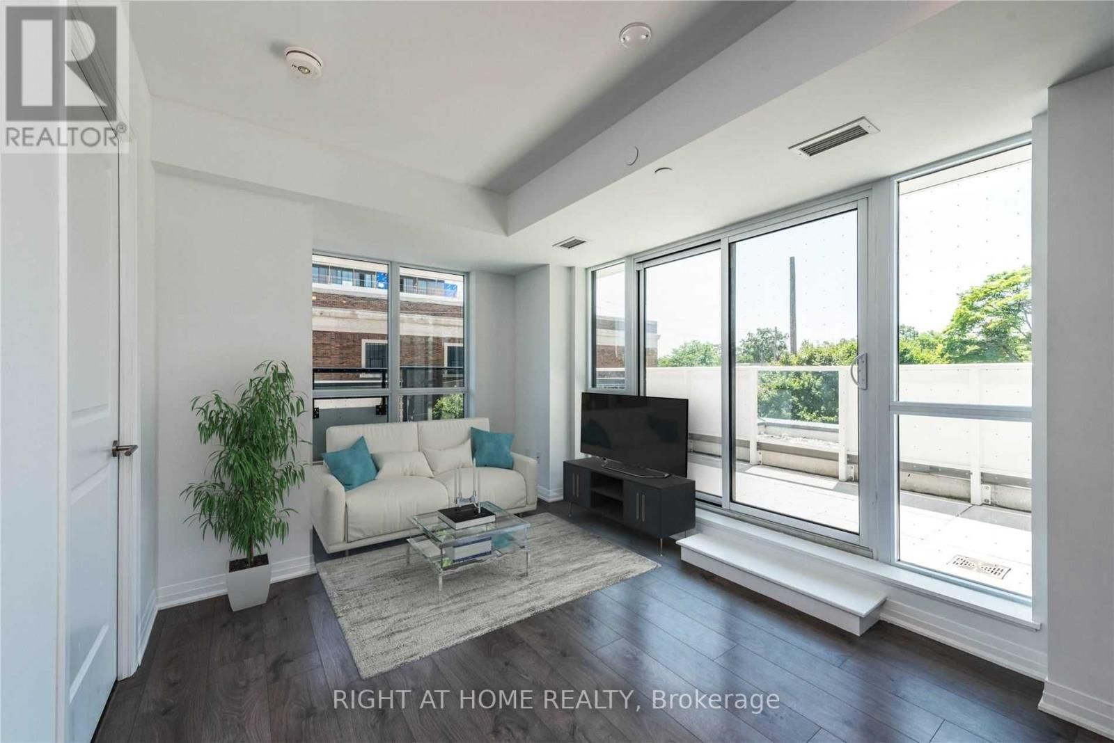 ##306 -2301 DANFORTH AVE