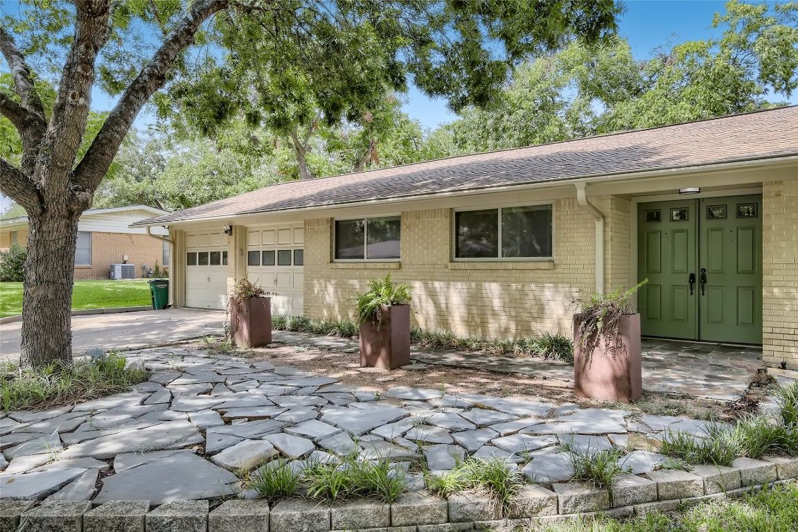810 Newport Avenue