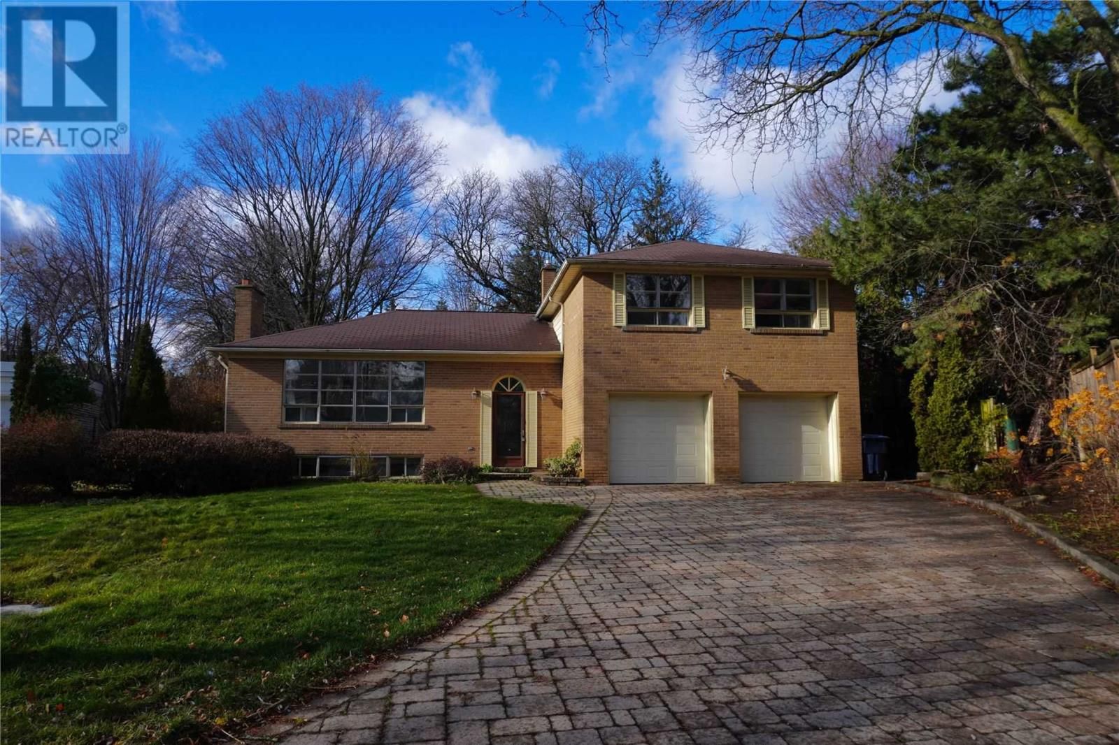 8 TROON CRT