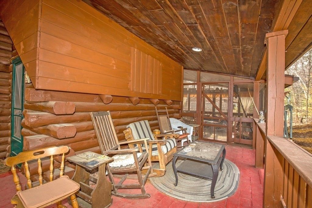 302 Fox Den Rd
