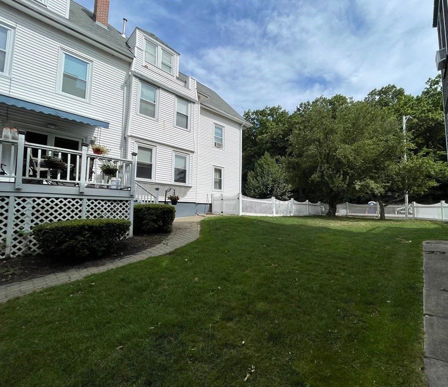 584 Pleasant St