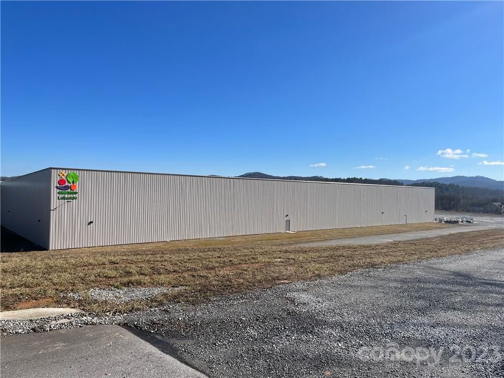 652 Lakeside Lane